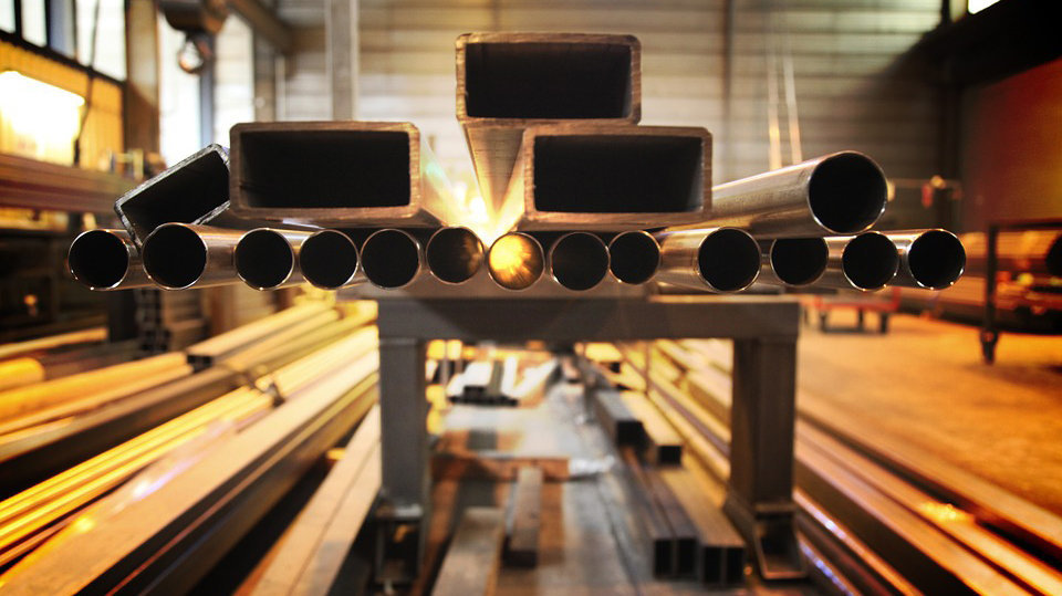Varios tubos metálicos en una fábrica ARCHIVO