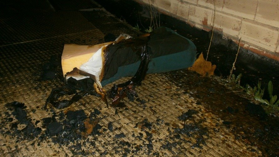 El sofá que ardió en Pamplona, una vez en la calle. PMUNICIPAL