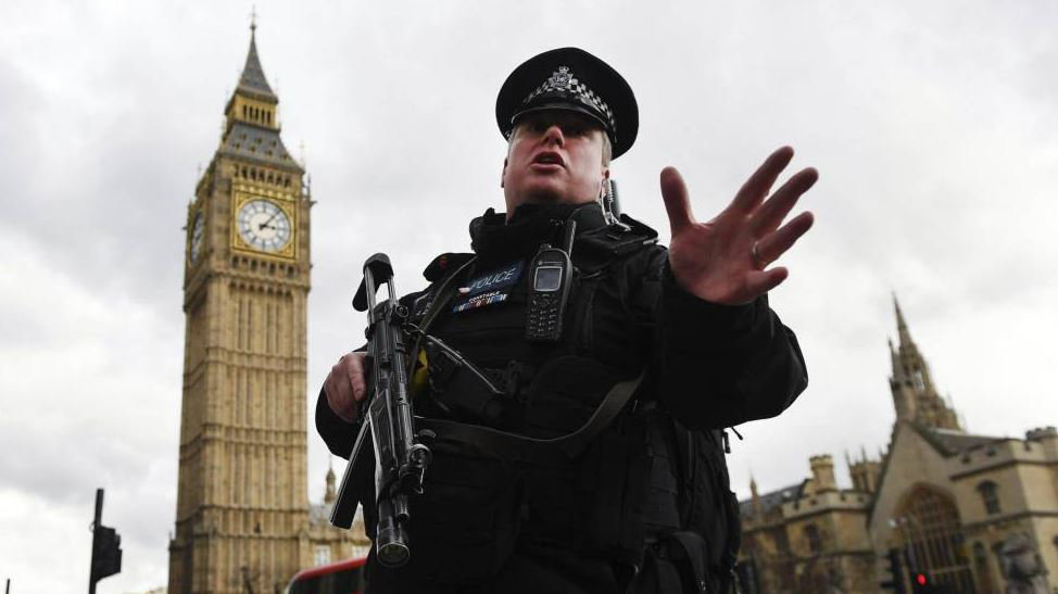 Agentes británicos acordonan la zona del Parlamento de Westminster tras el ataque terrorista cometido en Londres EFE 3