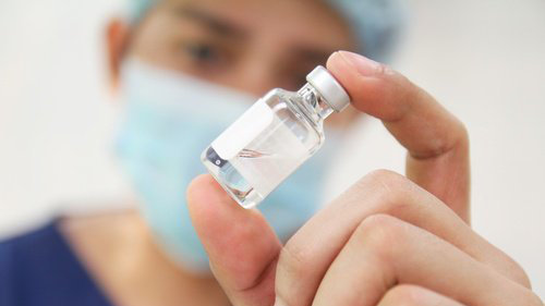 Un sanitario prepara la dósis para proceder a poner una vacuna. ARCHIVO