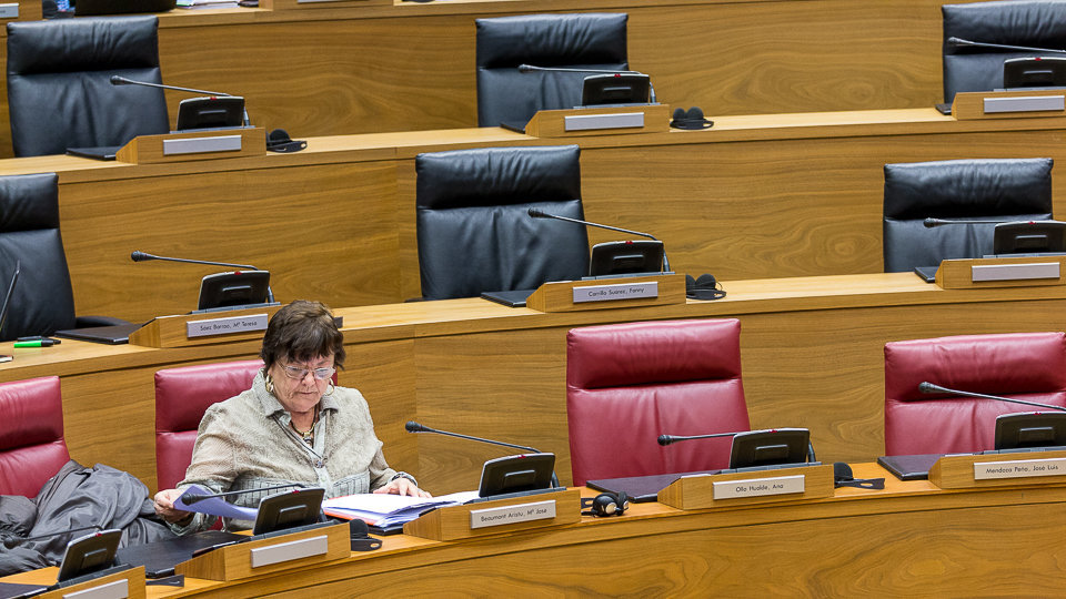 Pleno del Parlamento de Navarra. María José Beaumont (01). IÑIGO ALZUGARAY