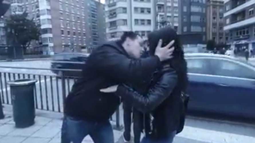 El youtuber besa a una de las chicas. YOUTUBE