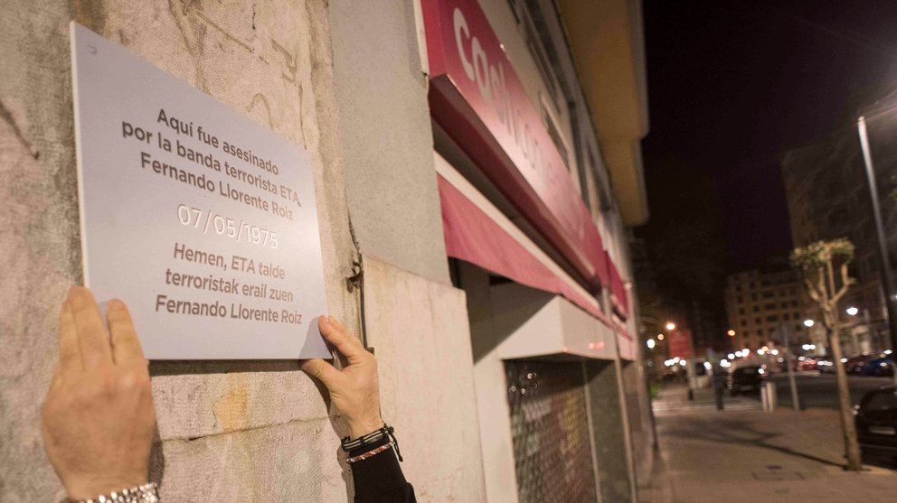 Covite coloca una placa en memoria de las víctimas del terrorismo de ETA. CEDIDA