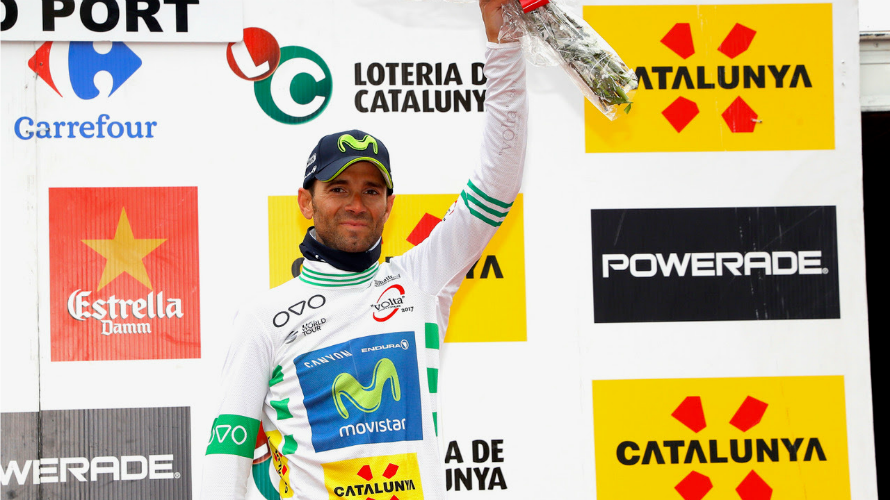 Valverde disfruta de su victoria en el pódium de la Volta.