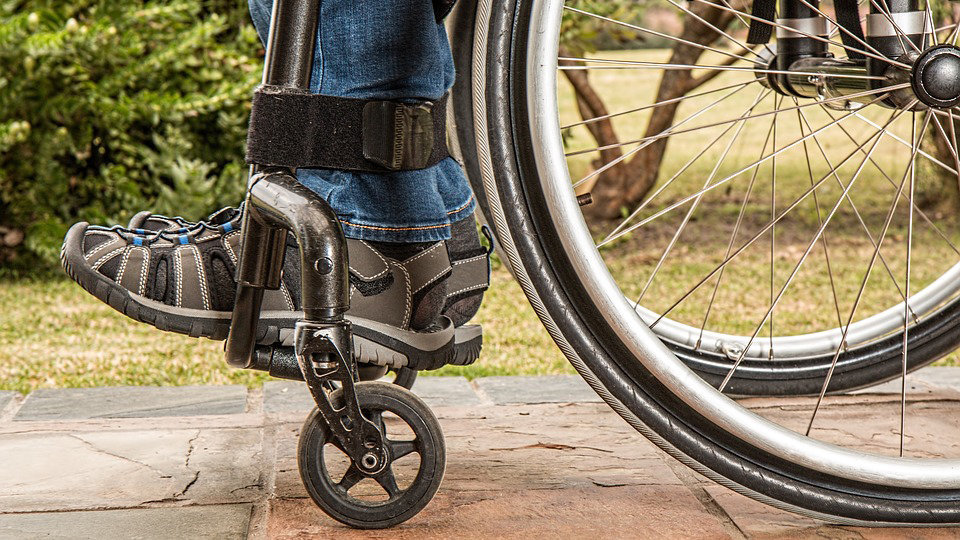 Una silla de ruedas en una imagen de recurso