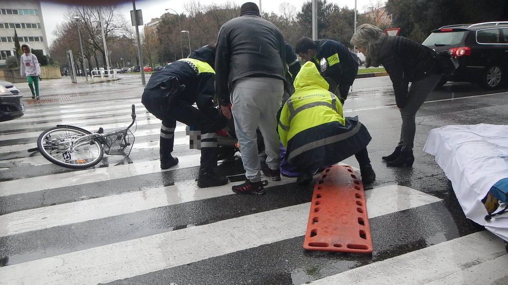 Los sanitarios atienden a una motorista tras chocar contra un ciclista en un paso de peatones en la avenida Barañáin de Pamplona. POL. MUNICIPAL (IMAGEN DE ARCHIVO)