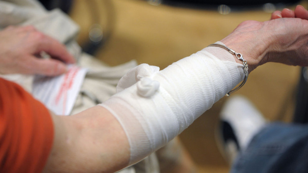 Una mujer con el brazo envendado para cubrirse unas heridas. ARCHIVO