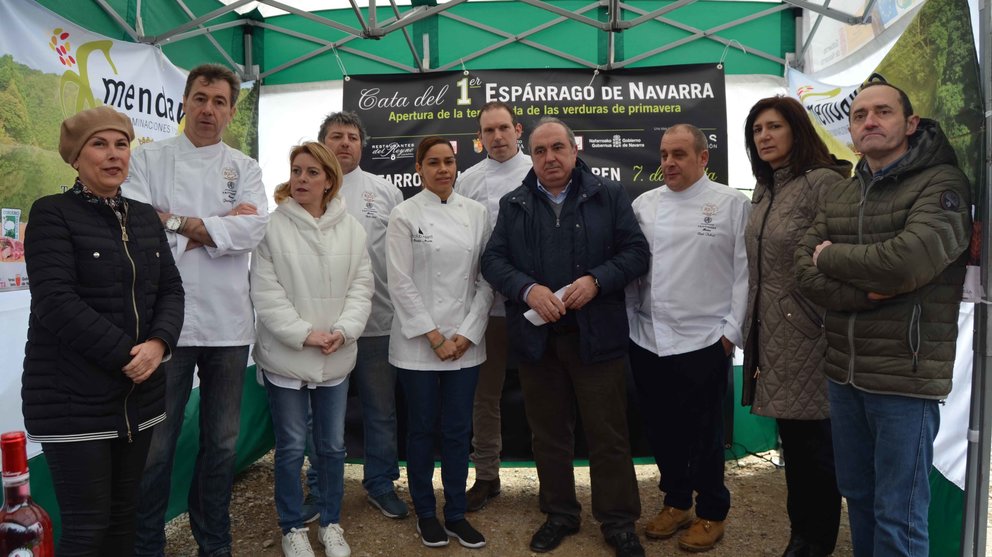 Cata del primer espárrago de Navarra de 2017 en Mendavia.