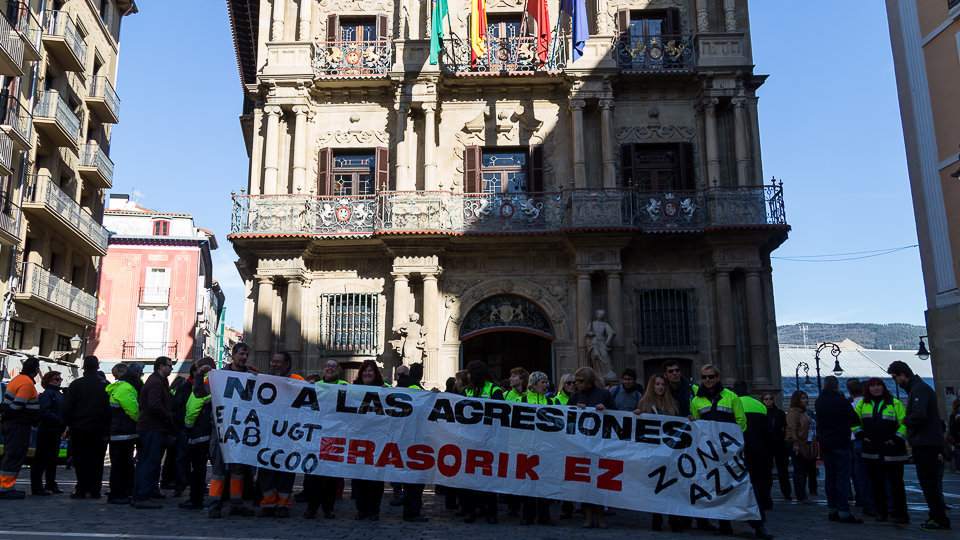 Concentración de trabajadores de Dornier, encargados de la zona azul en Pamplona, para denunciar la última agresión sufrida y exigir medidas de seguridad. IÑIGO ALZUGARA (4)