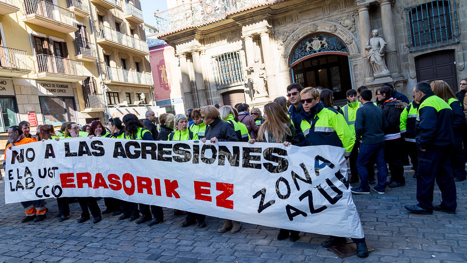 Concentración de trabajadores de Dornier, encargados de la zona azul en Pamplona, para denunciar la última agresión sufrida y exigir medidas de seguridad. IÑIGO ALZUGARA (6)