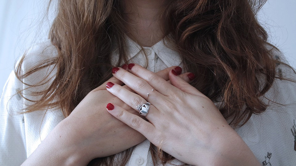 Una mujer muestra un anillo en una imagen de recurso