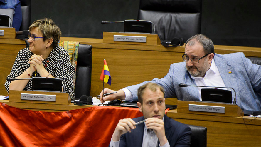 José Miguel Nuin de Izquierda-Ezkerra coloca una bandera republicana en el Parlamento de Navarra. PABLO LASAOSA