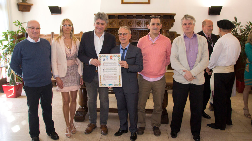 El acalde de Arguedas, Fernando Mendoza, y el de Hendaya, Kotte Ezemarro, firman el hermanamiento de las dos localidades.