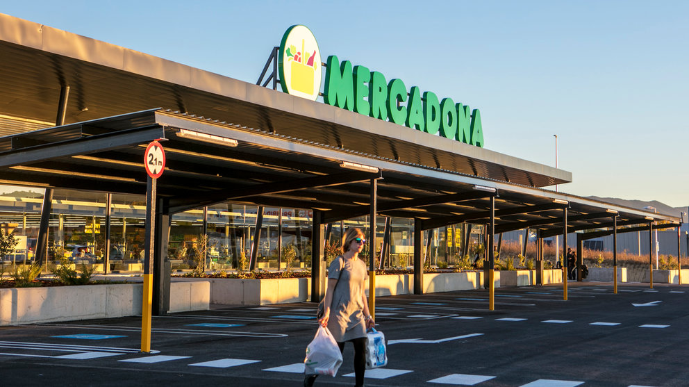 Fachada del supermercado de Olaz en el Valle de Egüés