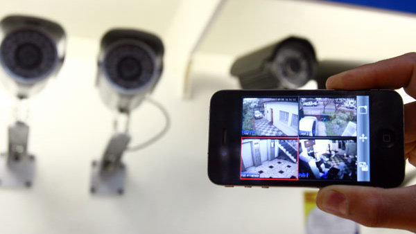 Imagen de varias videocámaras de seguridad instaladas en un bloque de viviendas