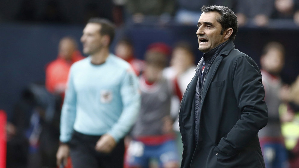 El técnico del Athletic de Bilbao, Ernesto Valverde, durante el encuentro correspondiente a la jornada 29 de primera división, que han disputado esta tarde frente a Osasuna en el estadio de El Sadar, en Pamplona. EFE/Diges.