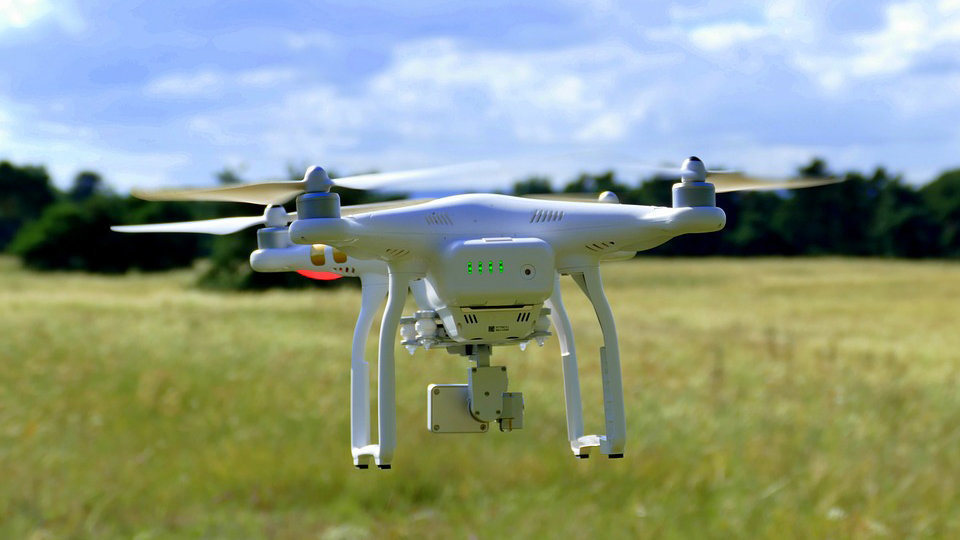 Imagen de un dron volando a baja altura sobre un campo ARCHIVO