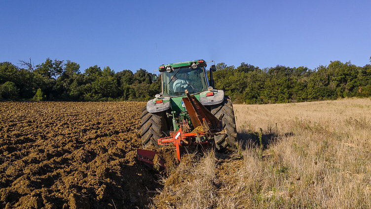 Un hombre trabaja con su tractor labrando un campo ARCHIVO