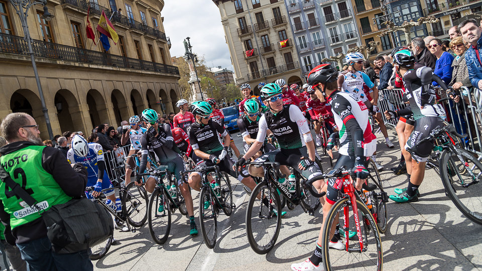 Salida de la segunda etapa de la '57 Vuelta Ciclista al País Vasco' entre Pamplona y El Ciego (26). IÑIGO ALZUGARAY