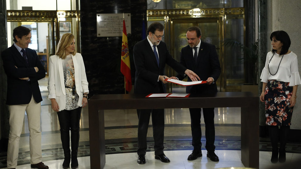 Rajoy se compromete a que se licite este año dos tramos del TAV en Navarra y la ampliación del Canal