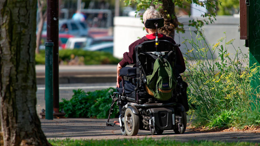 Una persona con daño cerebral adquirido pasea con una silla de ruedas motorizada. ARCHIVO.
