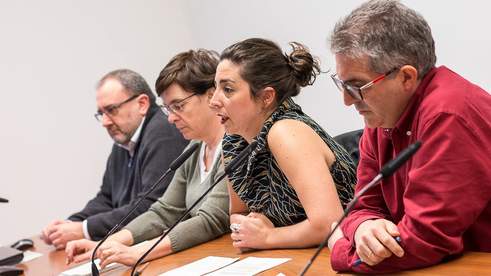 Laura Pérez, de Podemos, José Miguel Nuin y Edurne Eguino, de I-E, y Alberto Labarga, de Aranzadi, analizan el PSIS de Salesianos (03). IÑIGO ALZUGARAY