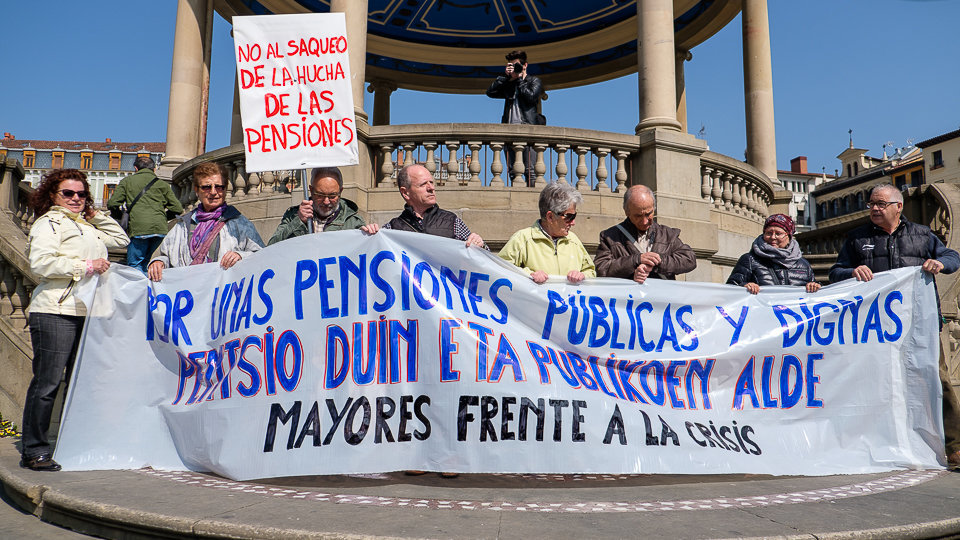 Manifestación en defensa de unas pensiones públicas y dignas organizada por la coordinadora 'Mayores contra la crisis' (07). IÑIGO ALZUGARAY