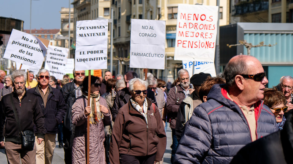 Manifestación en defensa de unas pensiones públicas y dignas organizada por la coordinadora &#39;Mayores contra la crisis&#39; (18). IÑIGO ALZUGARAY