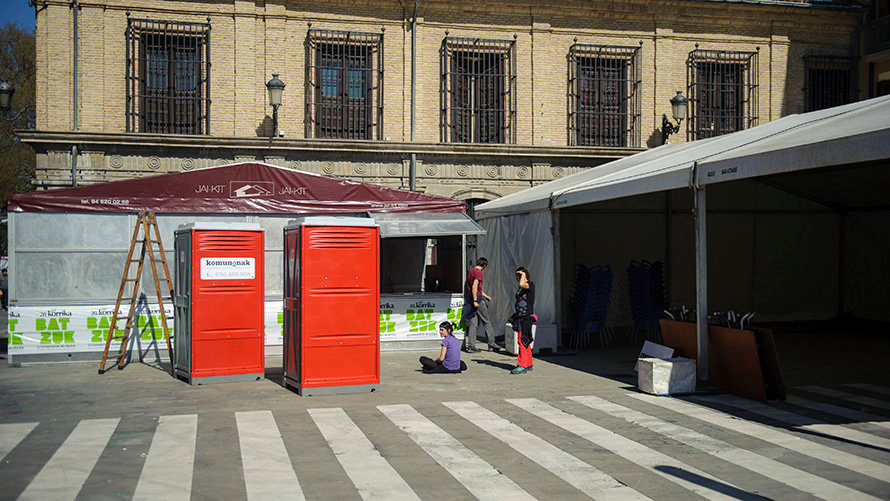 Preparación de las txoznas para la Korrika en la plaza de Recoletas, junto a la iglesia de San Lorenzo. MIGUEL OSÉS (2)