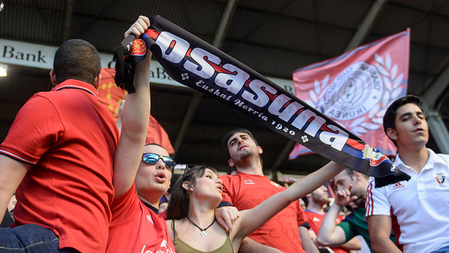 La afición de Osasuna no deja de animar y celebra la primera victoria en casa con una remontada al Leganés. MIGUEL OSÉS (1)