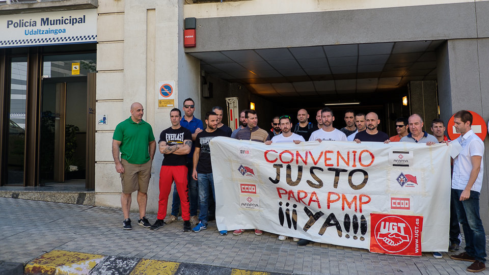 Los sindicatos de la Policía Municipal de Pamplona informan sobre su encierro en la sede del cuerpo local (04). IÑIGO ALZUGARAY