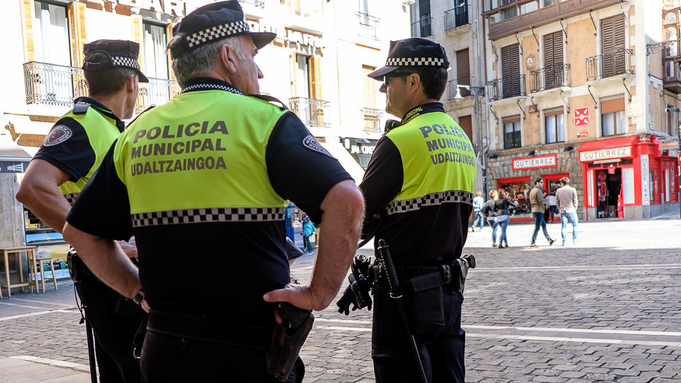 Policías municipales en la Plaza del Ayuntamiento (01). NAVARRA.com