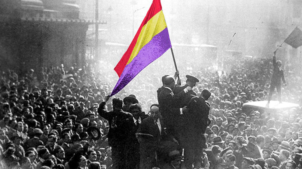 14 de abril de 1931, Puerta del Sol, el teniente Pedro Mohino encaramado en un camión, empuñando la bandera republicana y rodeado de una masa enfervorizada. 