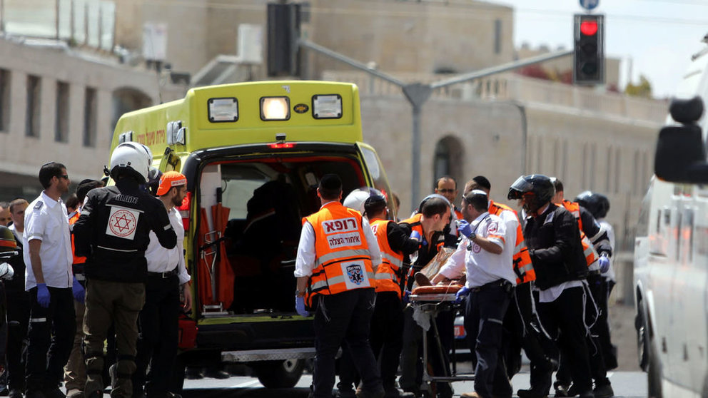 Personal médico atiende a la mujer apuñalada en el tranvía de Jerusalén. REUTERS