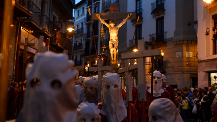 Pamplona celebra la tradiciónal procesión del Santo Entierro recorriendo las calles del Casco Antiguo de la ciudad. PABLO LASAOSA 14