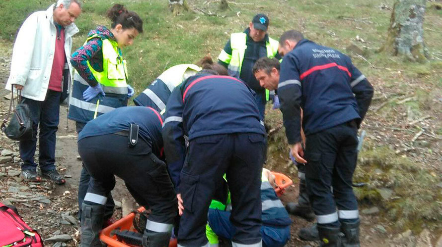 Bomberos de Oronoz y personal medico de Santesteban rescatan a una mujer tras caerse en Leurtza.