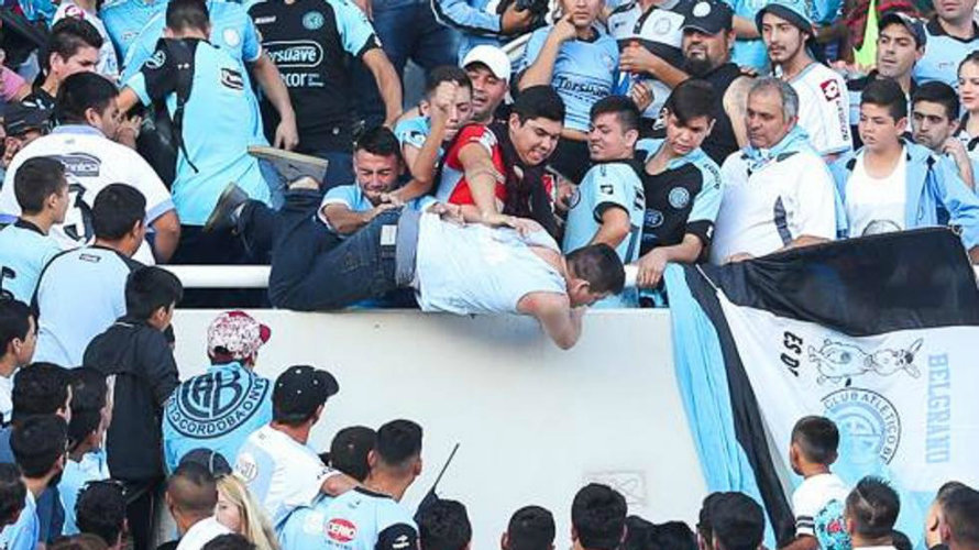 Aficionados argentinos en la grada de un estadio.