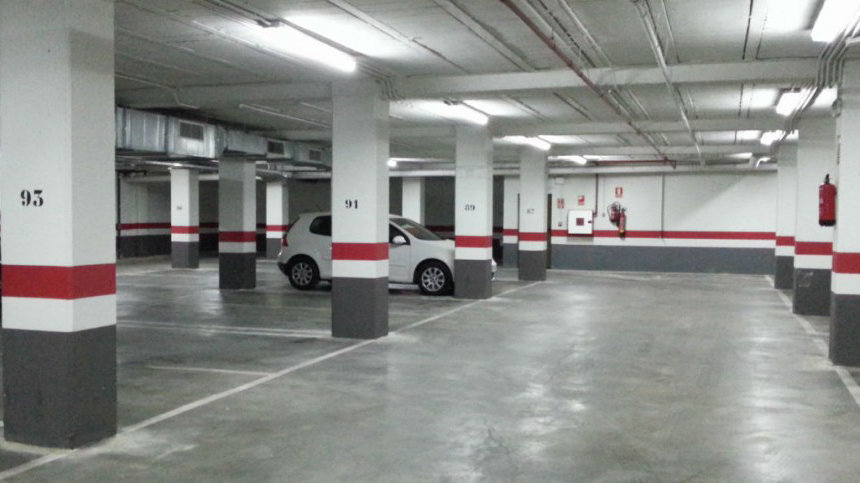 Un parking subterráneo con varias plazas de garaje ARCHIVO