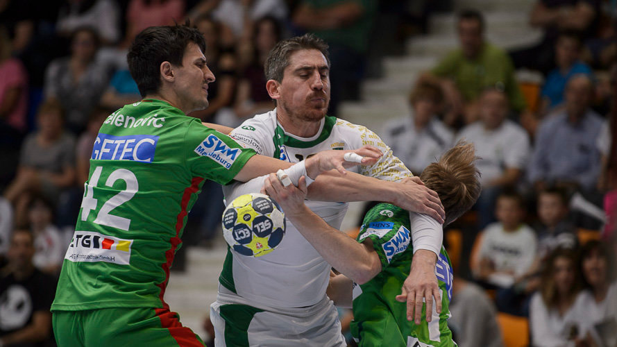 El Helvetia Anaitasuna se enfrenta al Magdeburgo alemán en el partido de ida de la eliminatoria de cuartos de final de la Copa EHF. PABLO LASAOSA 12