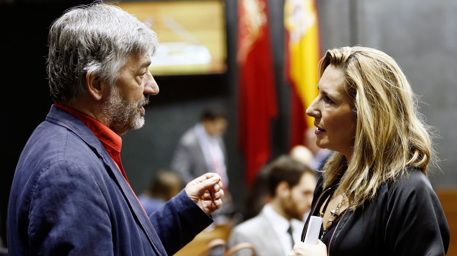 El portavoz de Geroa Bai, Koldo Martínez, habla con la líder popular, Ana Beltrán en el Parlamento de Navarra. EFE