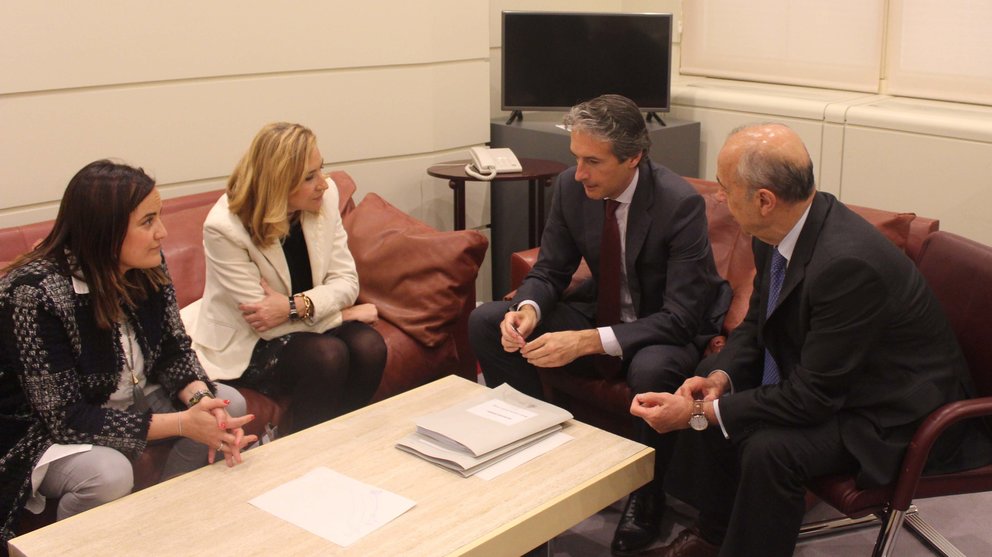 La presidenta del PP en Navarra, Ana Beltrán, se ha reunido con el ministro de Fomento, Íñigo de la Serna CEDIDA