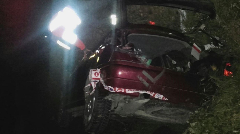 El coche en el que viajaba una vecina de Milagro que ha resultado herida al salirse de la vía en Villafranca POLICÍA FORAL