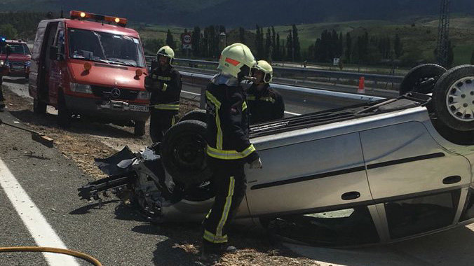 Una mujer de 51 años ha volcado con su coche en la Autovía del Pirineo, a su paso por Monreal.