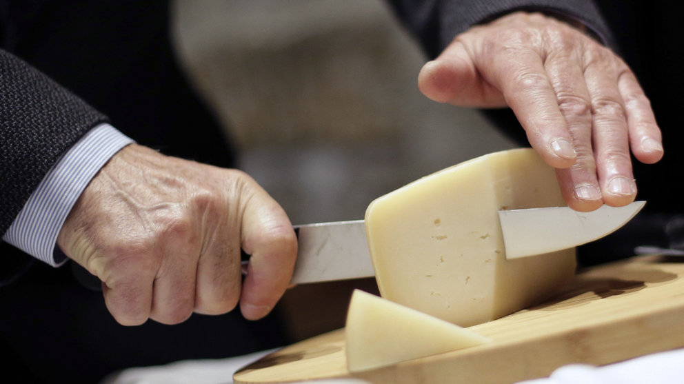 La temporada del queso Denominación de origen Idiazábal se ha iniciado con un acto en la Sociedad Gastronómica Napardi con diferentes personalidades del mundo de la gastronomía y el pastoreo. EFE/Villar López