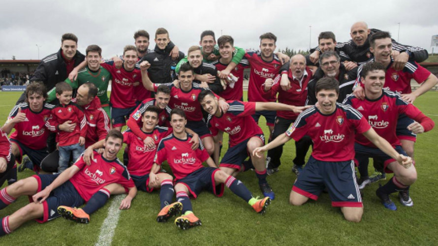 Los jugadores del juvenil celebran su título de liga. Foto CA Osasuna.