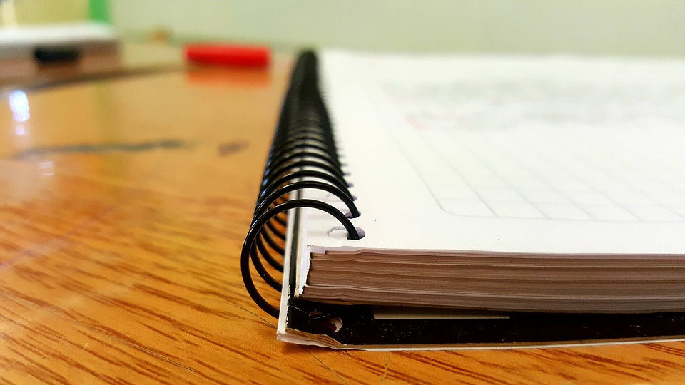 Un cuaderno sobre una mesa en un instituto