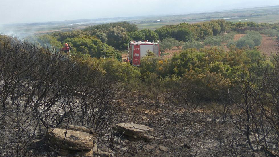El terreno calcinado tras un incendio en una zona de monte bajo en San Martín de Unx BOMBEROS DE NAVARRA