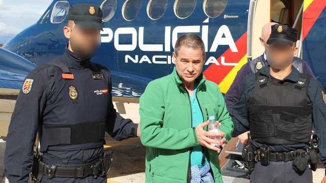 El etarra Troitiño custodiado por la Policía Nacional tras aterrizar en el aeropuerto de Cuatro Vientos en Madrid. MINISTERIO DEL INTERIOR