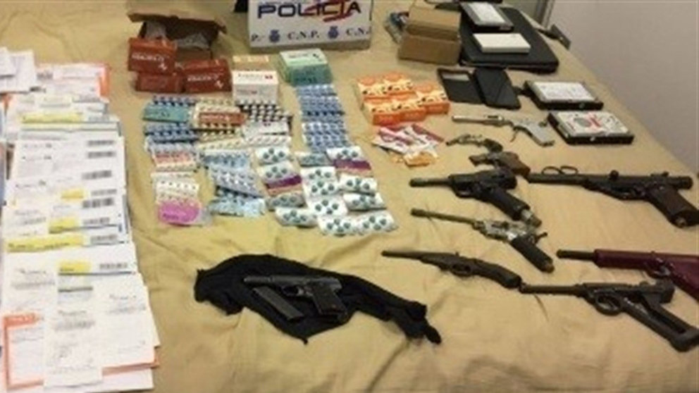 Medicamentos ilegales contra la disfunción erectil y armas incautados por la Policía Nacional en Barcelona.