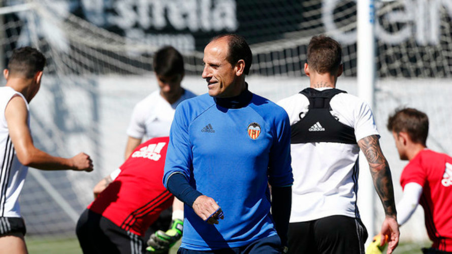 Voro junto a sus jugadores en el entrenamiento. Foto Valencia CF.